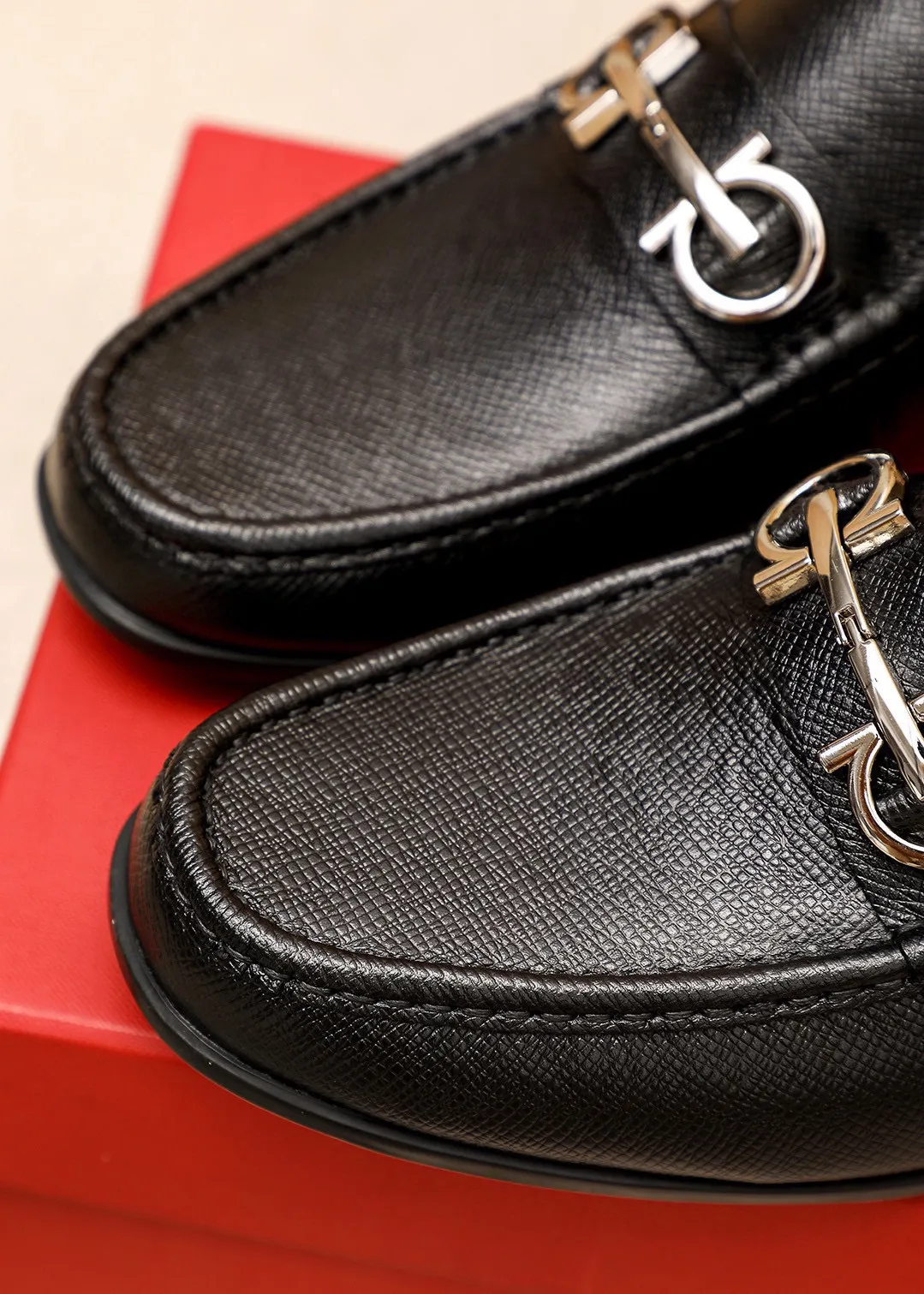 Men's shoes 💰480 💐 Product trademark: Ferragamo "Ferragamo" casual leather shoes Regular size: 38-44 (45🉑️customized) Product materials: Selected imported first-layer cross-grain cowhide leather upper + luxury hardware buckle, imported water-dyed cowhide leather lining. Strong three-dimensional visual effect, original outsole color: 4⃣️seed leather materials available
